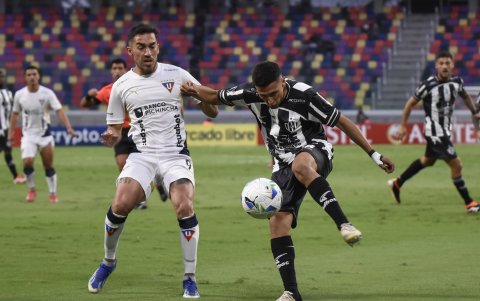 Iván Gómez (d), de Central Córdoba, disputa un balón con Lisandro Alzugaray, de Quito, en el partido que terminó por goleada 3-0 de Liga sobre el equipo argentino.