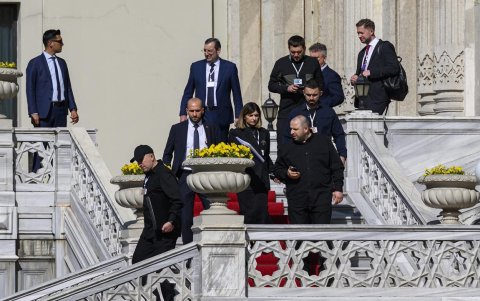 Las delegaciones abandonan el Palacio de Ciragan después de una segunda ronda de conversaciones directas entre Ucrania y Rusia en Estambul.