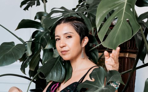 Los primeros dos sencillos del álbum ya se encuentran en las plataformas digitales, entre ellas Spotify.