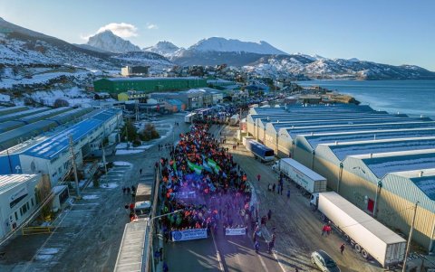 Trabajadores de la electrónica y sindicatos marchan en la protesta contra la política arancelaria del presidente Javier Milei en Ushuaia, el 21 de mayo de 2025.