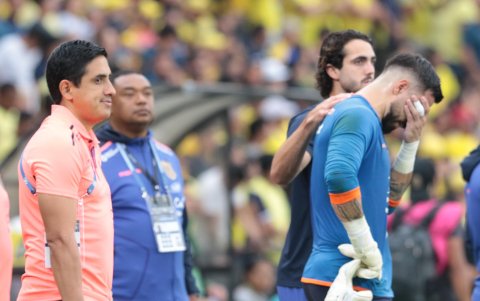 Hernán Galíndez fue consolado por sus compañeros de la Tri al no poder atajar por lesión