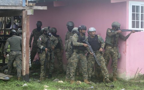 Integrantes de Fuerzas de Seguridad se enfrentan con manifestantes, durante una protesta contra la reforma a la seguridad social este jueves, en Arimae (Panamá).