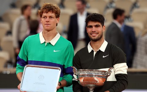 Alcaraz y Sinner durante la premiación de Roland Garros.