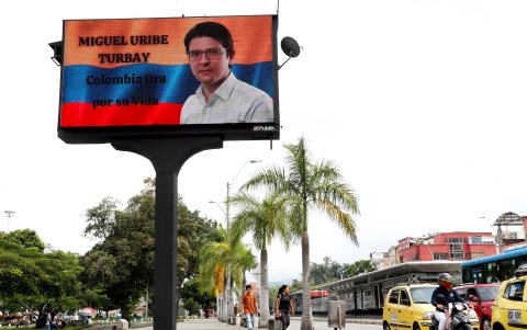 Imagen de una pantalla que muestra al senador y precandidato presidencial Miguel Uribe Turbay, este domingo en Cali.
