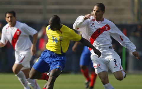 El mediocampista ecuatoriano Segundo Castillo, durante el partido ante Perú el 7 de junio de 2009.