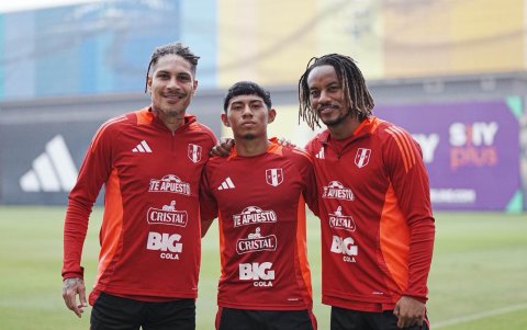 André Carrillo (d) ya entreno a la par de sus compañeros en Perú.