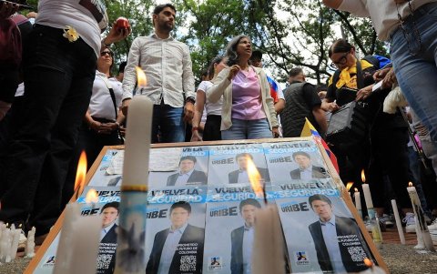 La gente enciende velas durante una protesta contra la violencia y a favor de la paz en Medellín, Colombia, el 8 de junio de 2025, el día después del ataque al candidato presidencial Miguel Uribe.