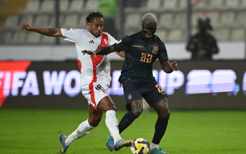 Moisés Caicedo (d) volante ecuatoriano, disputa un balón contra André Carrillo, mediocampista peruano, en el partido que ambas selecciones empataron sin goles en Lima.