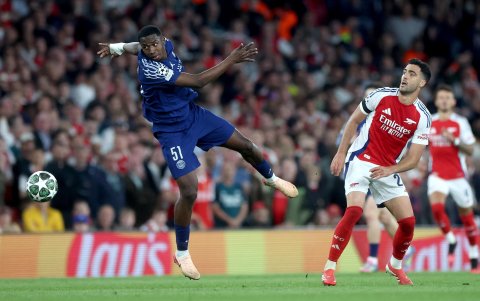 Willian Pacho (i), con PSG, irá por el trofeo del Mundial de Clubes 2025.