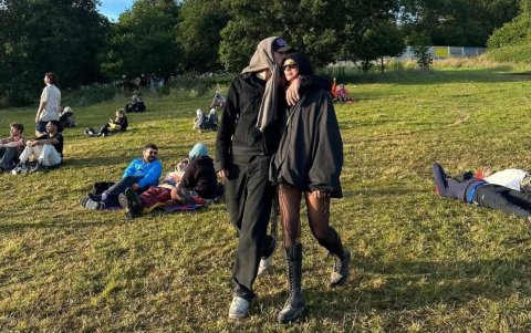 Dua Lipa y Callum Turner durante el festival de Glastonbury en 2024