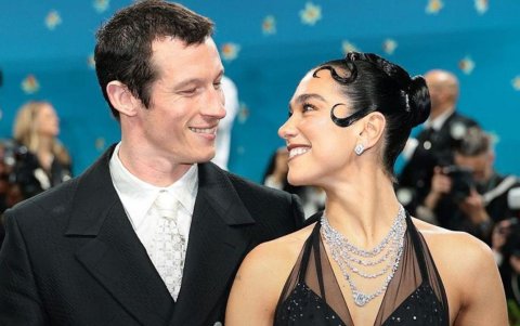 Dua Lipa y Callum Turner en la alfombra roja de la Met Gala 2025