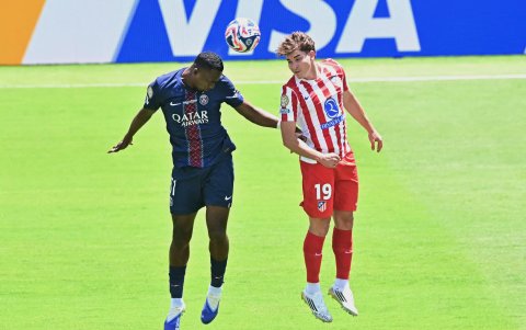 Pacho (i) va al duelo aéreo contra Julián Álvarez, delantero colchonero.