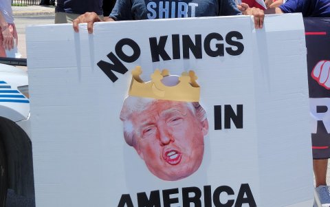 Bajo el lema “No Reyes” protestaron miles de personas en Estados Unidos.