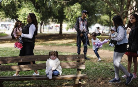 Las ‘mamás’ brasileñas de muñecas hiperrealistas o ‘reborn’, reunidas en uno de sus encuentros mensuales en São Paulo, Brasil.