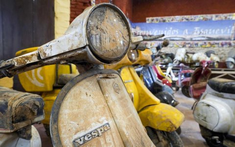Fotografía de una moto vespa afectada por el barro en Valladolid, España.