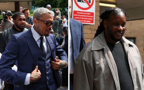 Chris Brown y Omolulu 'HoodyBaby' Akinlolu, durante la salida de la corte tras sus declaraciones sobre la presunta agresión al productor musical Abe Diaw, en Londres, Reino Unido, en 2023.