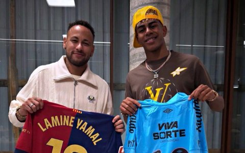 Lamine Yamal y Neymar en su prime encuentro intercambiaron camisetas de sus equipos.