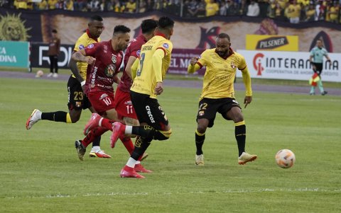 El duelo en Riobamba se caracterizó por la intensidad en la marca de ambos equipos.