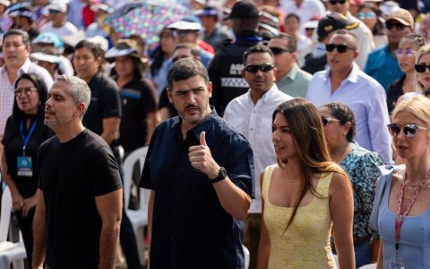 “Yo voy a las audiencias, no me victimizo ni ando gritando”, dijo Aquiles Álvarez (en el centro), al defenderse del caso Triple A.