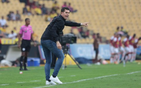 Ismael Rescalvo da indicaciones en su debut como entrenador de Barcelona SC en el Estadio Monumental.