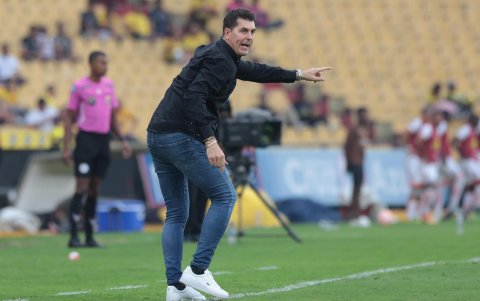 Ismael Rescalvo se mostró muy activo en la zona técnica en su debut como entrenador del Barcelona SC.