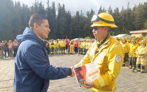 El Secretario de Gestión de Riesgos fue quien entrego la acreditación BRIF tipo A los cinco Cuerpos de Bomberos.