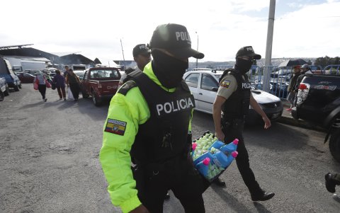 Los uniformados decomisaron también diversos productos, como de limpieza.