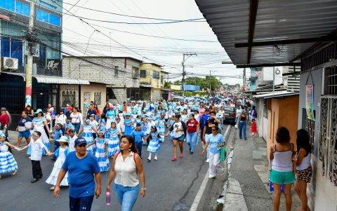 Desfile en Guayaquil por el inicio de las fiestas julianas.