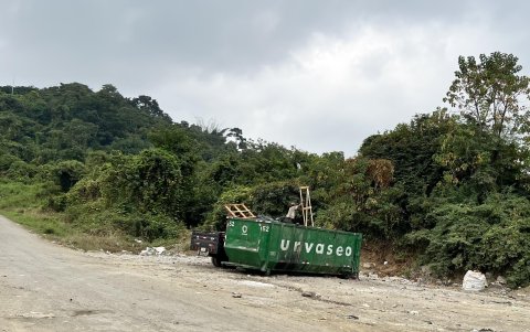 En la caja de Urvaseo, la gente bota todo tipo de basura. Personal del Consorcio recibía los desperdicios.