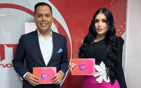 Yuleysi Coca ha desarrollado su carrera como presentadora, cantante e influencer en Ecuador. En la imagen junto a Dieter Hoffmann.