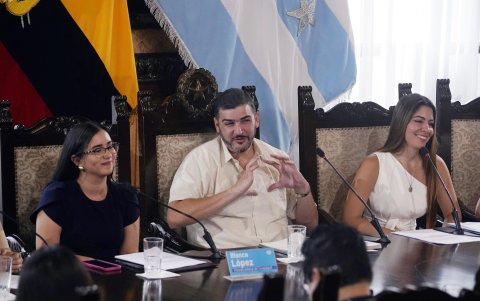 En mayo de 2025, el Concejo, presidido por Aquiles Álvarez, decidió que la Vicealcaldía de Guayaquil sea para Coronel.