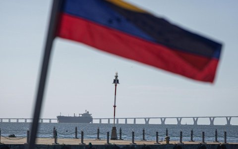 Fotografía de un barco que transporta petróleo en Maracaibo (Venezuela).