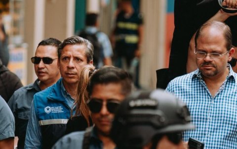 El gerente de la empresa municipal Segura, Álex Anchundia (izquierda), y el ministro del Interior, John Reimberg, recorrieron la Estación de Acción Segura (EAS) de la plaza del Centenario.