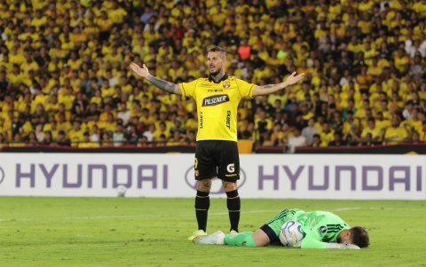 Darío Benedetto (c) de Barcelona SC reacciona, en el partido de la Copa Libertadores ante Cruzeiro en el estadio Monumental.