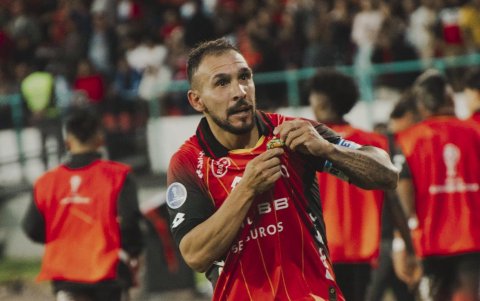 Lucas Mancinelli hizo magia en Cuenca con un gol olímpico al Santos.