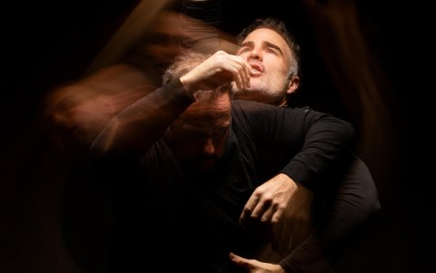 El guion, que Manrique describe como “hermoso y lacerante a la vez”, dialoga también con un momento de revisión personal en su oficio.