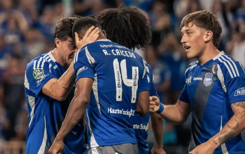 Emelec busca vencer a Liga de Quito para ascender en la tabla de LigaPro 2026.