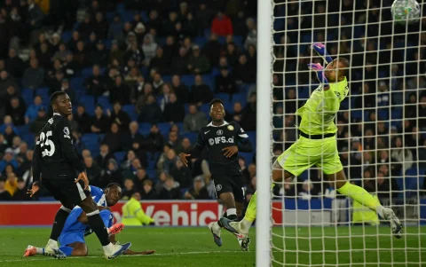 Moisés Caicedo jugó todo el partido en la derrota 3-0 de Chelsea ante Brighton.