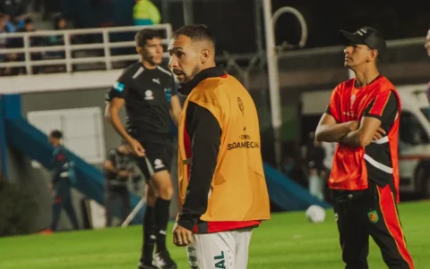Lucas Mancinelli que maneja el medio campo del Deportivo Cuenca.