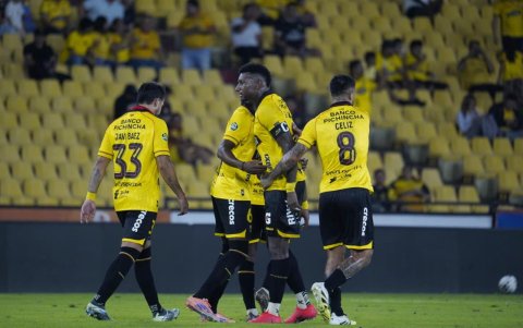 La celebración del gol de Gustavo Vallecilla de Barcelona SC ante Mushuc Runa.