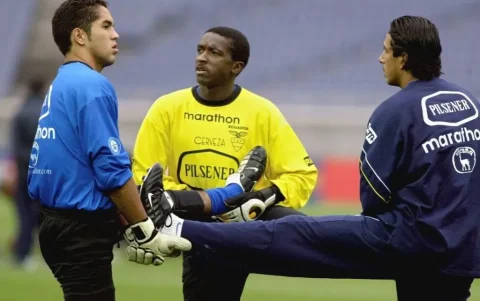 Daniel Viteri (i), junto a Johvani Ibarra y José Francisco Cevallos (d) en la selección de Ecuador.