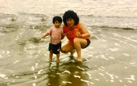 La pequeña Paula en una foto del recuerdo con su mamá, Martha Sarango.