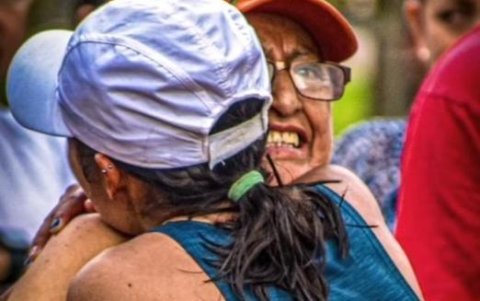 Una de las últimas veces que la mamá de Paula la esperó en la meta.