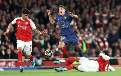 Gabriel y Piero Hincapié del Arsenal, frenan a Nahuel Molina del Atlético de Madrid.