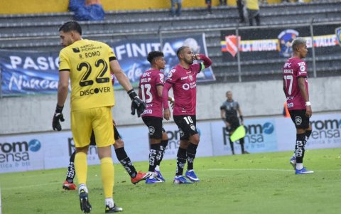 El volante Junior Sornoza (c) celebra el tanto que marcó en la victoria de IDV en la final de la Supercopa Ecuador.