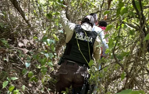 Policías descendieron por una zona de difícil acceso y rescataron al joven.