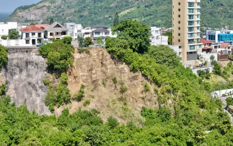 Municipio intervendrá talud en Los Senderos, en la zona de Los Ceibos, por deslizamientos.