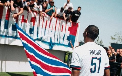 El tricolor fue uno de los jugadores más requeridos por los hinchas del PSG en el entrenamiento del fin de semana que se realizó a puertas abiertas.