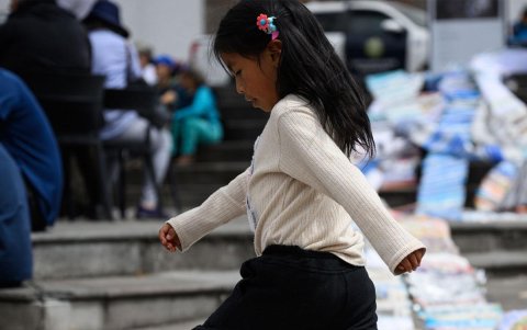 Telar del Río crea 2,5 kilómetros de tejido continuo utilizando materiales reciclados.