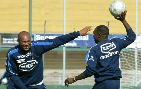 Raúl Guerrón bromeado con Walter Ayovi en la Tri del 2002.